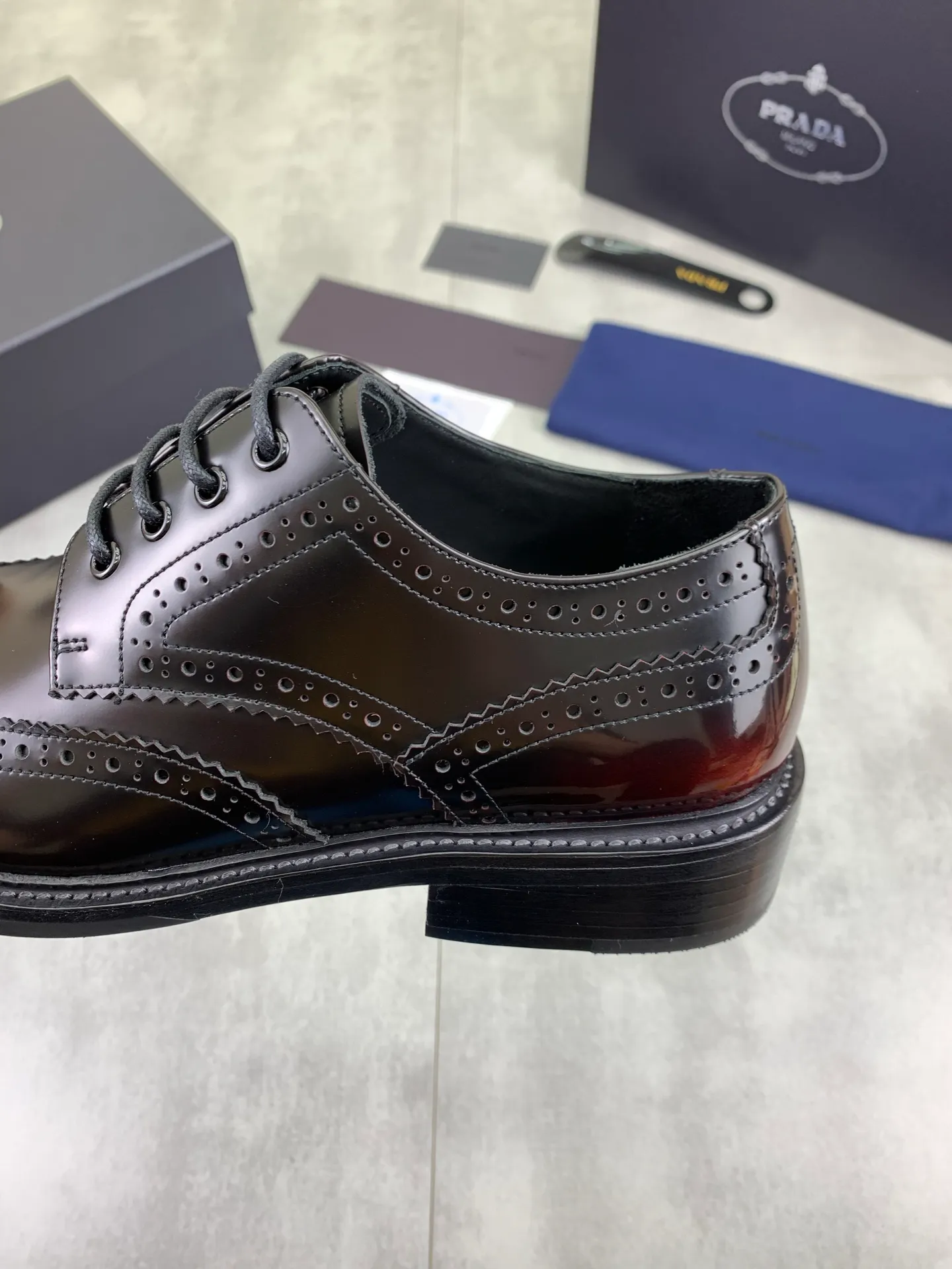 Factory price P980 💰 (genuine leather outsole series) original quality, top version 🔱 ＰＲＡＤＡPrada. Men's business casual leather shoes, top quality cow leather. 1:1 shipment⬆️Luxurious and noble👞All imported original color-changed cowhide, just to create a more comfortable wearing experience. Upper: Original comfortable selected high-end color-changed calfskin➕Top imported water-dyed full cow lining, original lightweight and comfortable high-grade genuine leather outsole✔️Code number: 39-44 (38 45 46 47 can be customized)